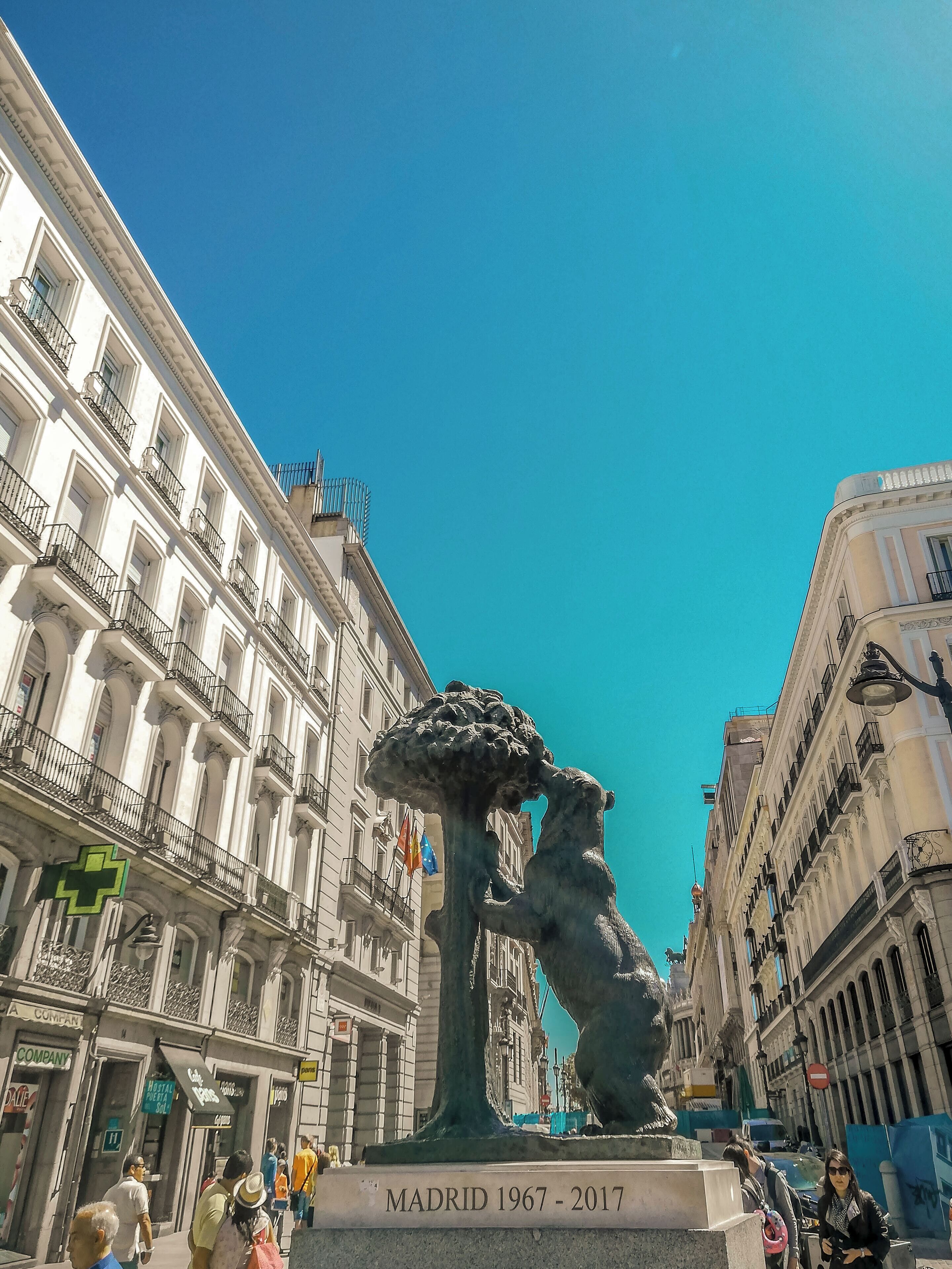 Una estatua en una plaza urbana rodeada de edificios.