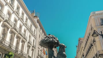 Una estatua en una plaza urbana rodeada de edificios.