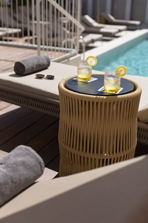 Piscina externa sazonal, funciona das meio-dia às 20h, guarda-sóis