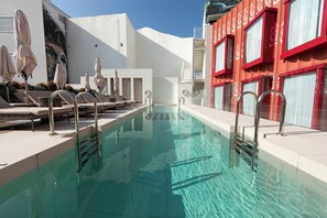 Seasonal outdoor pool, open noon to 8:00 PM, pool umbrellas - UMusic Hotel Madrid (Madrid)