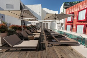 Seasonal outdoor pool, open noon to 8:00 PM, pool umbrellas - UMusic Hotel Madrid (Madrid)