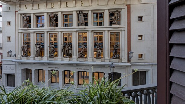 A building with the name "ALBENIZ" and "UMUSIC HOTEL" on the facade. - UMusic Hotel Madrid (Madrid)