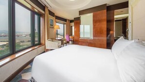 Kamar Double Standar | Meja kerja, tirai kedap cahaya, setrika/meja setrika, dan Wi-Fi gratis