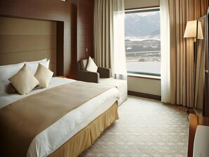 Escritorio, cortinas blackout y tabla de planchar con plancha 
