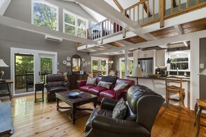 Smart-TV, Kamin, Bücher, Computerbildschirme