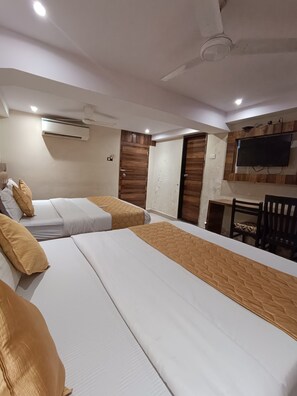 Deluxe Quadruple Room | Free WiFi, bed sheets - RK Hotel (Mumbai)
