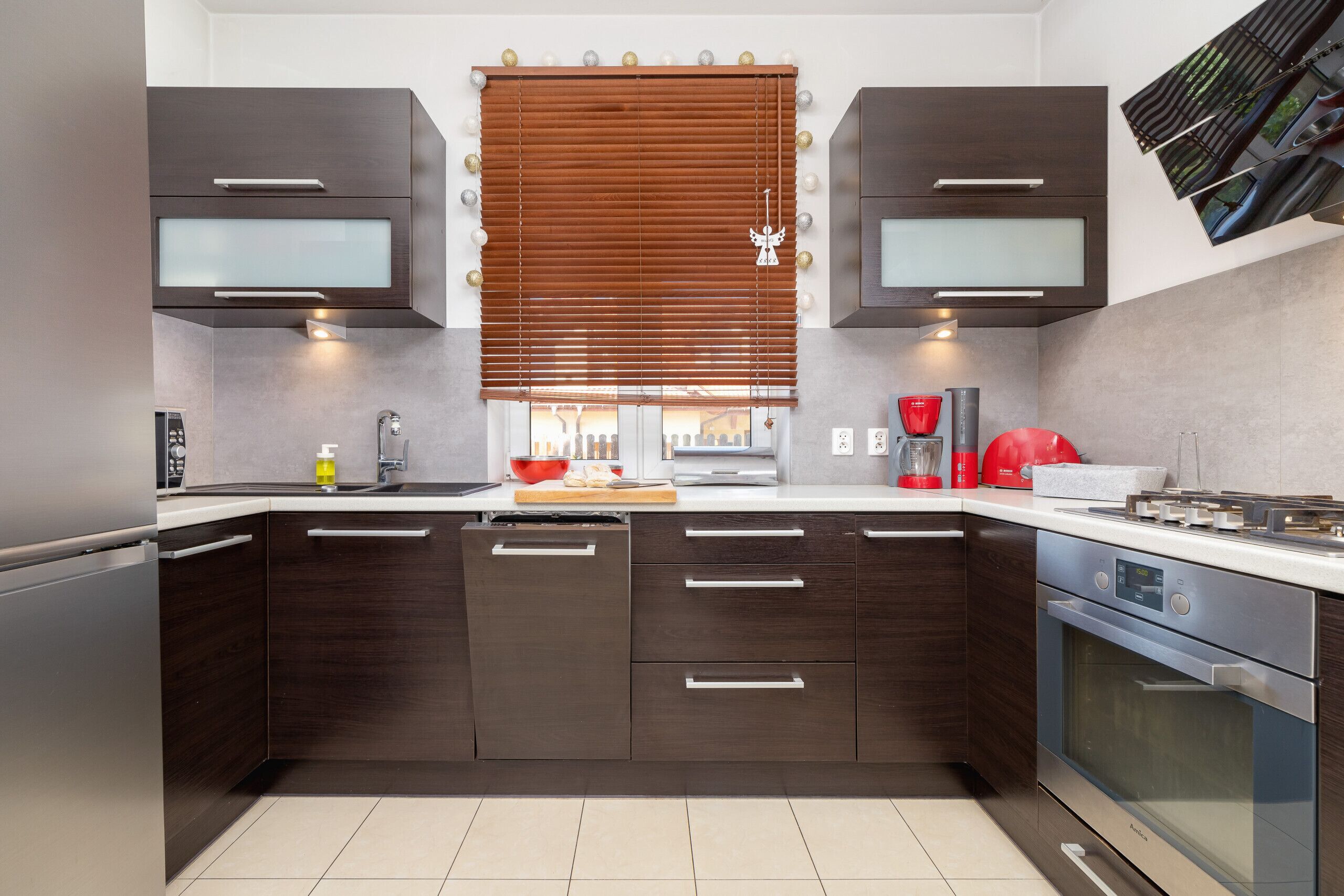 Dishwasher, coffee/tea maker, electric kettle, toaster