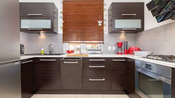 Dishwasher, coffee/tea maker, electric kettle, toaster