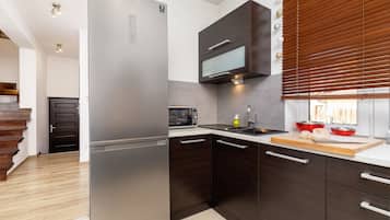 Dishwasher, coffee/tea maker, electric kettle, toaster