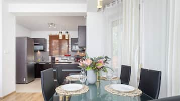 Dishwasher, coffee/tea maker, electric kettle, toaster