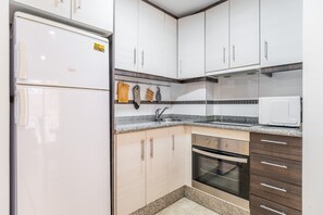 Frigorifero, microonde, forno, piano cottura