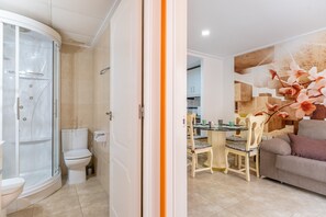 Douche, sèche-cheveux, serviettes fournies