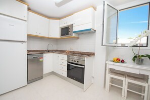 Een koelkast, een microgolfoven, een oven, een kookplaat