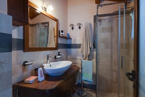 Douche, séchoir à cheveux, serviettes fournies