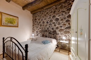 2 室のベッドルーム、WiFi (無料)、ベッドシーツ