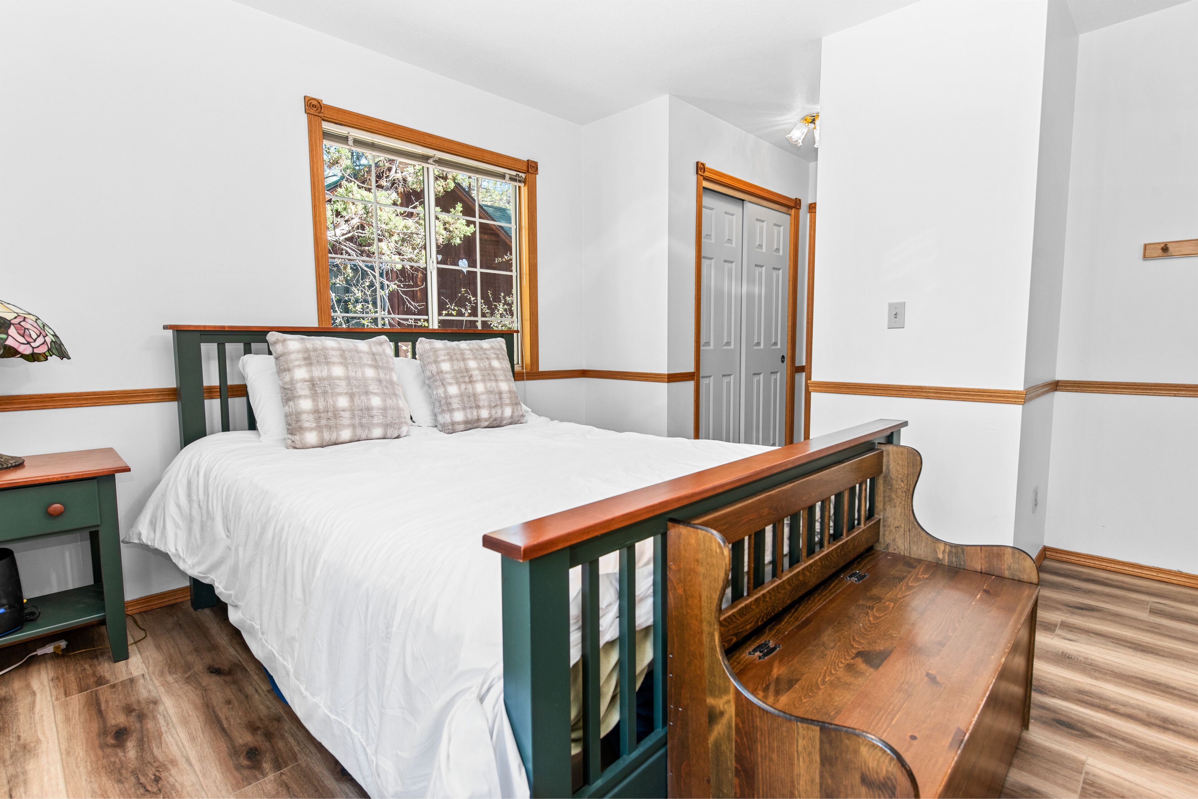 Sugarpaw Cottage - Very private cabin nestled amongst towering pines in this cozy mountain home!