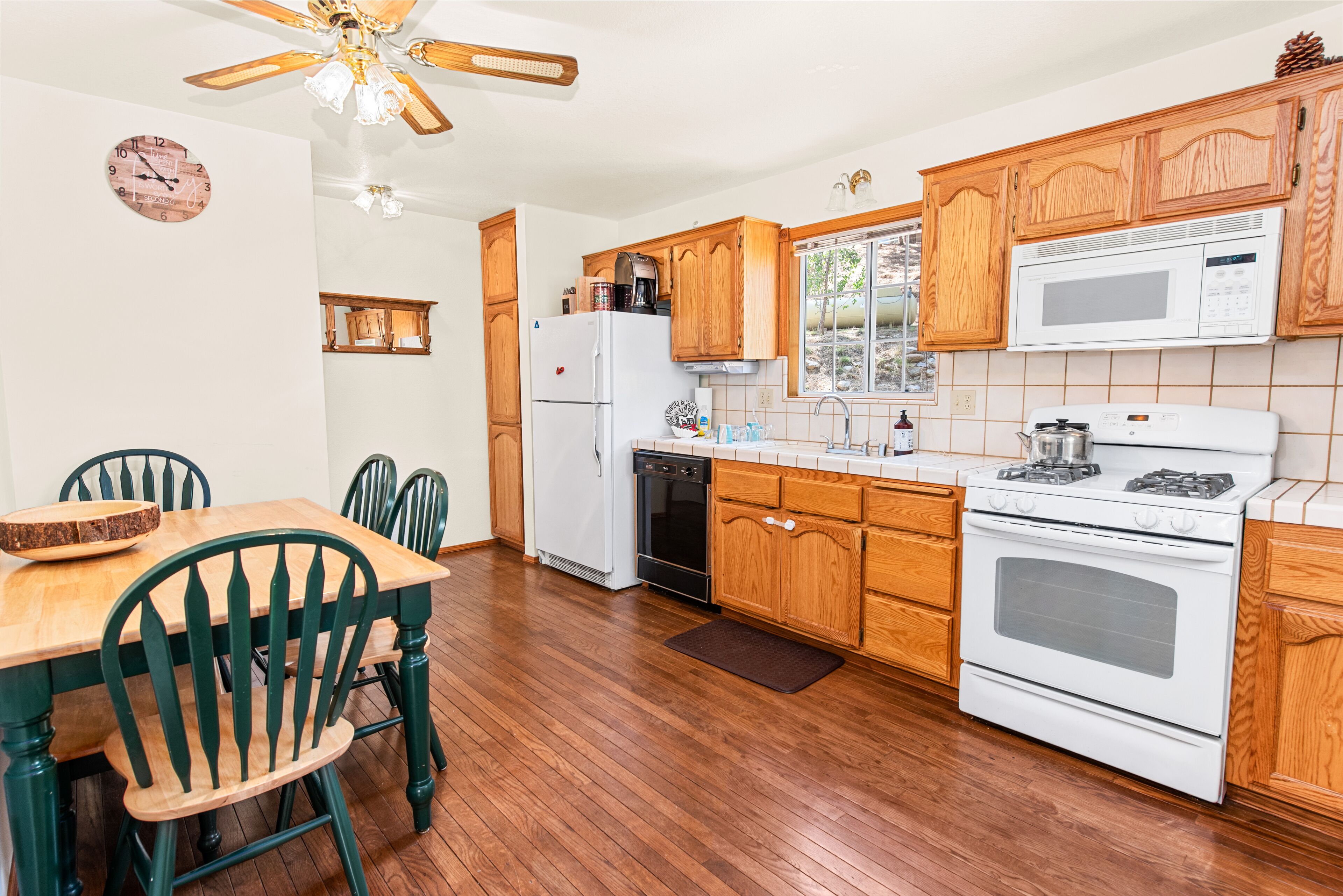 Sugarpaw Cottage - Very private cabin nestled amongst towering pines in this cozy mountain home!