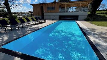 Utomhuspool och uppvÀrmd pool