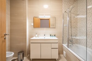 Badewanne, Haartrockner, Bidet, Handtücher