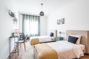 3 室のベッドルーム、デスク、アイロン / アイロン台、WiFi
