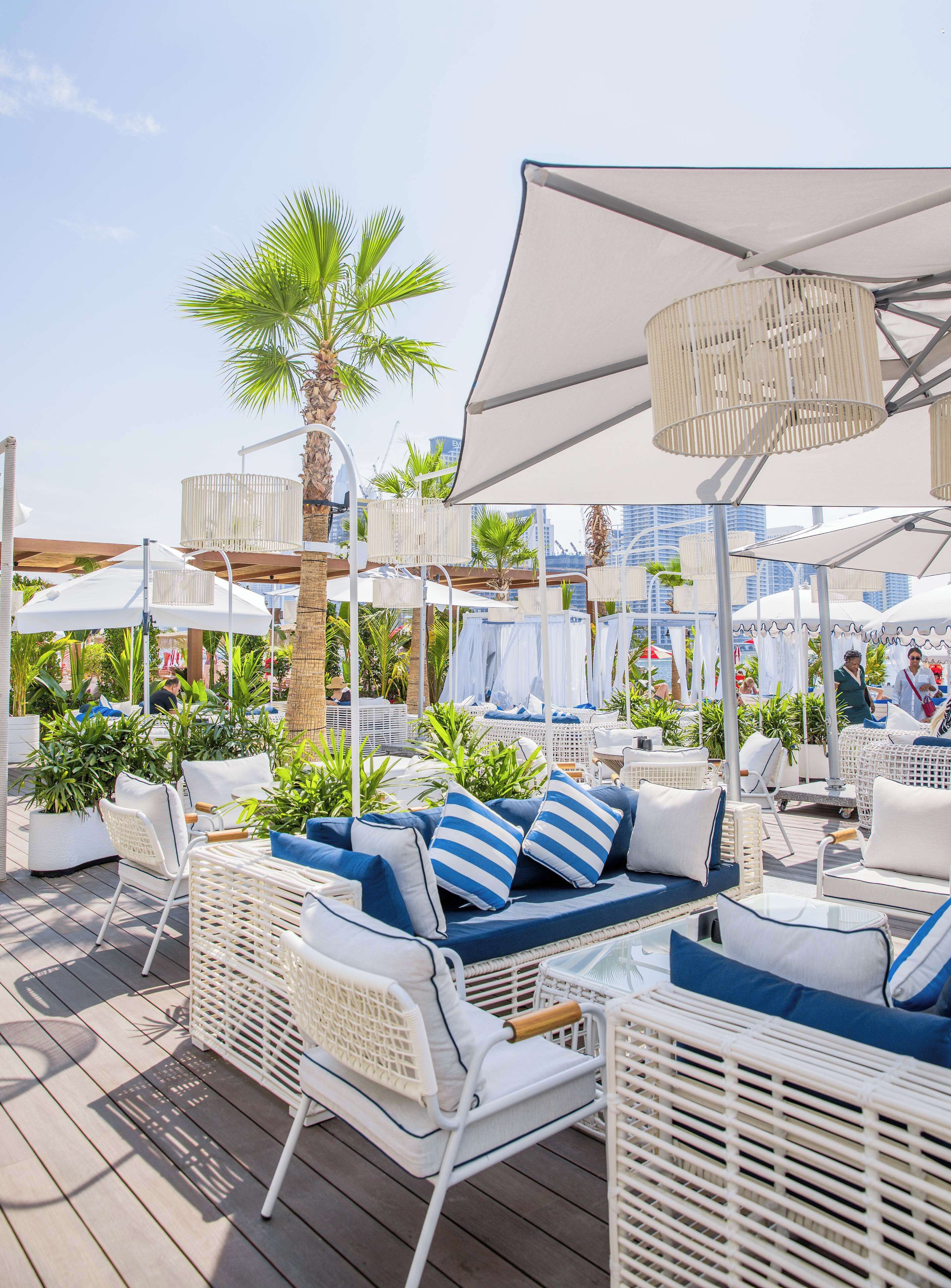 Privat strand i nærheten og parasoller