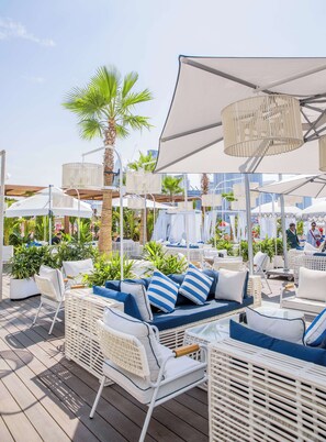 Privatstrand in der Nähe, Sonnenschirme