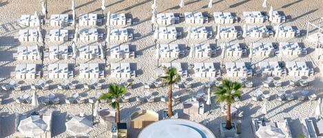Plage privée à proximité, parasols