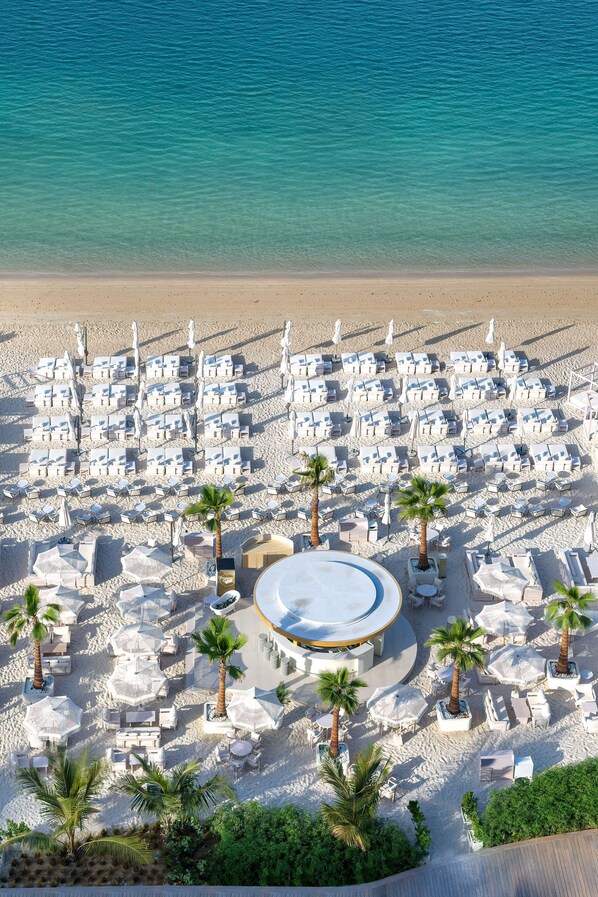 Private beach nearby, beach umbrellas - Radisson Beach Resort Palm Jumeirah (Dubai)