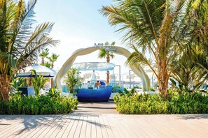 Privatstrand in der Nähe, Sonnenschirme