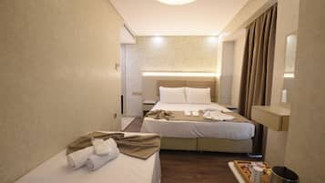 Habitación triple familiar | Ropa de cama hipoalergénica y minibar