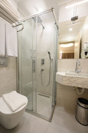 Habitación cuádruple familiar | Baño | Ducha, cabezal de ducha tipo lluvia, secador de pelo y zapatillas