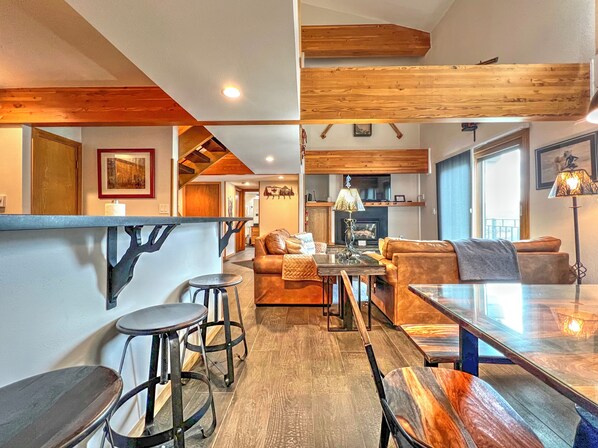 Een smart-tv en een open haard