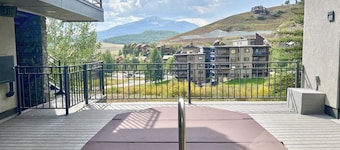 Air Conditioning! Bike Friendly, Ski-in/Ski-out, Secured Parking, Hot Tub!