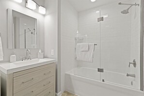 Douche, sèche-cheveux, serviettes fournies, papier toilette