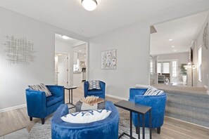 Una Smart TV, una chimenea, un futbolín