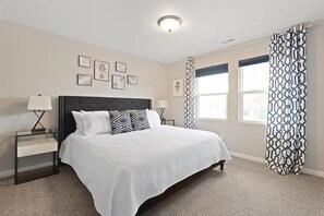 4 dormitorios, escritorio, tabla de planchar con plancha y cuna de viaje