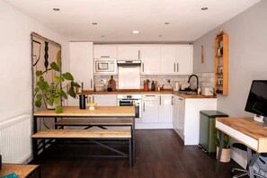 Basic-Apartment, 1 Doppelbett | Eigene Küche | Kühlschrank, Mikrowelle, Ofen, Herdplatte