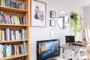 Basic Apartment, 1 Double Bed | Interior - Serene 1 Bedroom Flat in Clapton With Balcony (London)