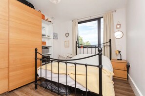 Basic Apartment, 1 Double Bed | 1 bedroom, bed sheets - Serene 1 Bedroom Flat in Clapton With Balcony (London)
