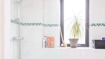 Basic Apartment, 1 Katil Kelamin (Double) | Bilik Mandi | Tab mandi, tuala disediakan, sabun, syampu