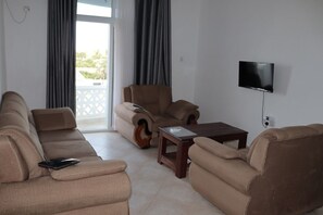 Lägenhet Elite | Vardagsrum | 24-tums smart-tv med digitalkanaler och tv