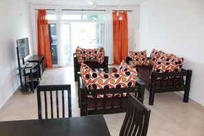 Lägenhet Deluxe | Vardagsrum | 24-tums smart-tv med digitalkanaler och tv