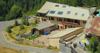 Gite of 400m2 with land, lounge bar and games room