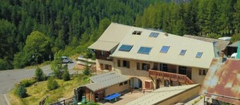 Gite of 400m2 with land, lounge bar and games room