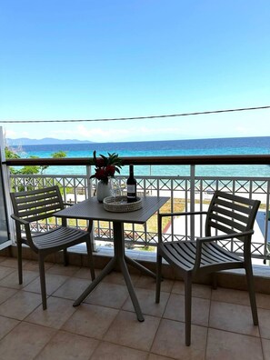 In-room dining - La Scala family apartments (Aristotelis)
