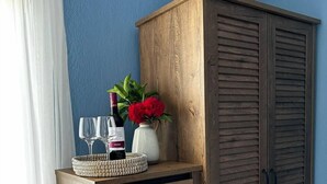 Eenvoudige studio | Een kluis op de kamer, een strijkplank/strijkijzer, reisbedje