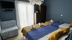 Eenvoudige studio | Een kluis op de kamer, een strijkplank/strijkijzer, reisbedje
