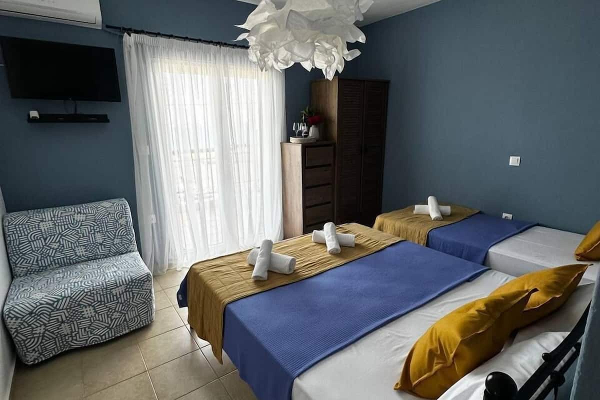 Basic Studio | In-room safe, iron/ironing board (on request), travel crib, WiFi (free)