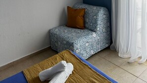 Eenvoudige studio | Een kluis op de kamer, een strijkplank/strijkijzer, reisbedje