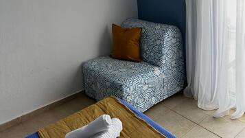 Basic-studiolejlighed | Pengeskab på værelset, individuelt design, strygejern/strygebræt